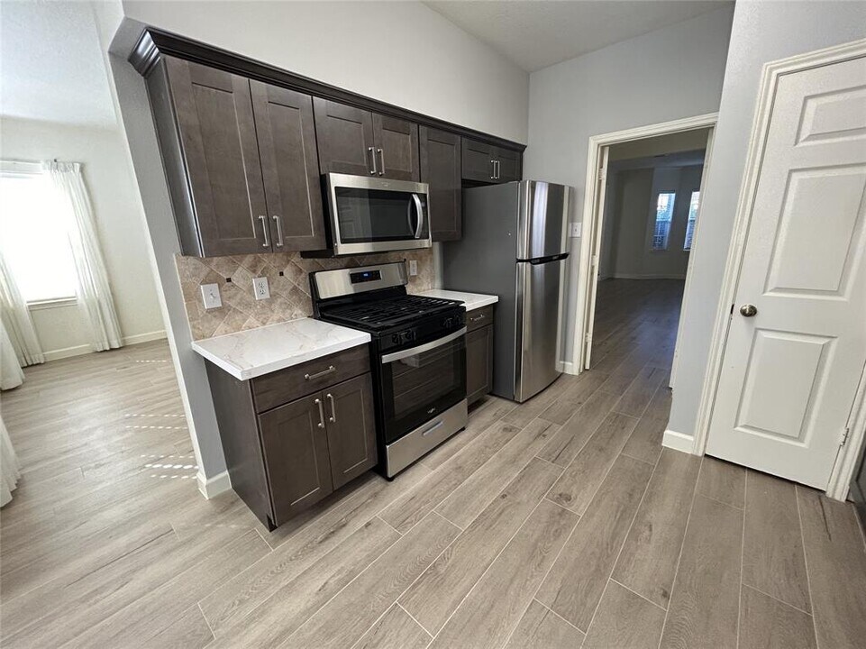 12215 Meadow Ln Ct in Stafford, TX - Building Photo