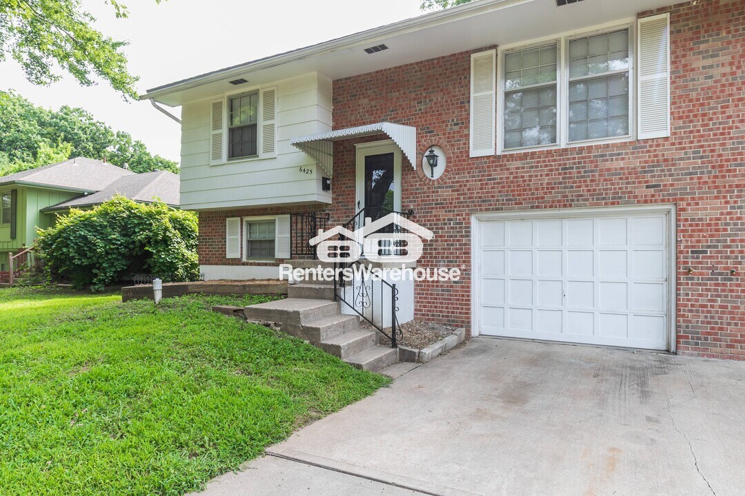 6425 Blue Ridge Blvd in Raytown, MO - Building Photo