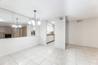 9797 Leawood Blvd, Unit 705 in Houston, TX - Building Photo - Building Photo