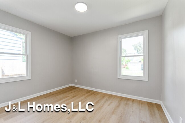 568 Whitethorne Ave in Columbus, OH - Building Photo - Building Photo