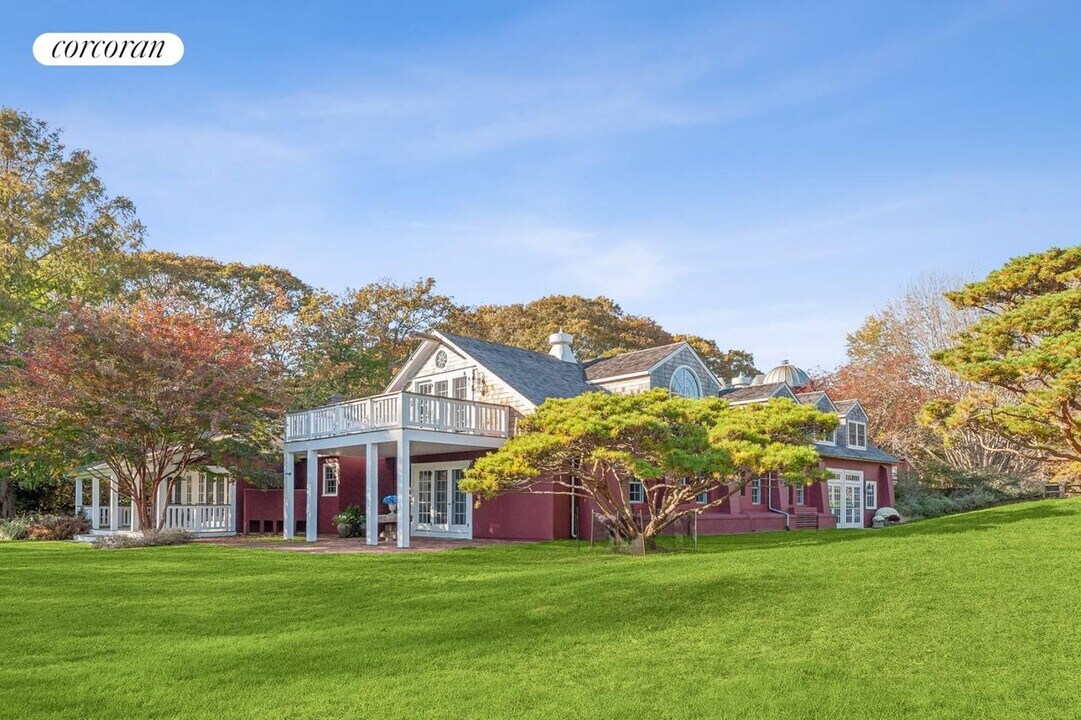 26 Ruxton Rd in East Hampton, NY - Building Photo