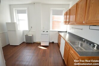 1595 Beacon St, Unit 10 in Brookline, MA - Building Photo - Building Photo
