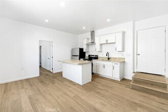 1375 N Mentor Ave, Unit A in Pasadena, CA - Building Photo - Building Photo