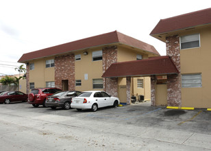 1420 W 72nd St in Hialeah, FL - Foto de edificio - Building Photo