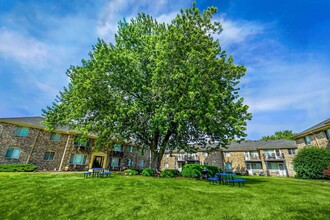 Stone Point Apartments in Menomonee Falls, WI - Foto de edificio - Building Photo