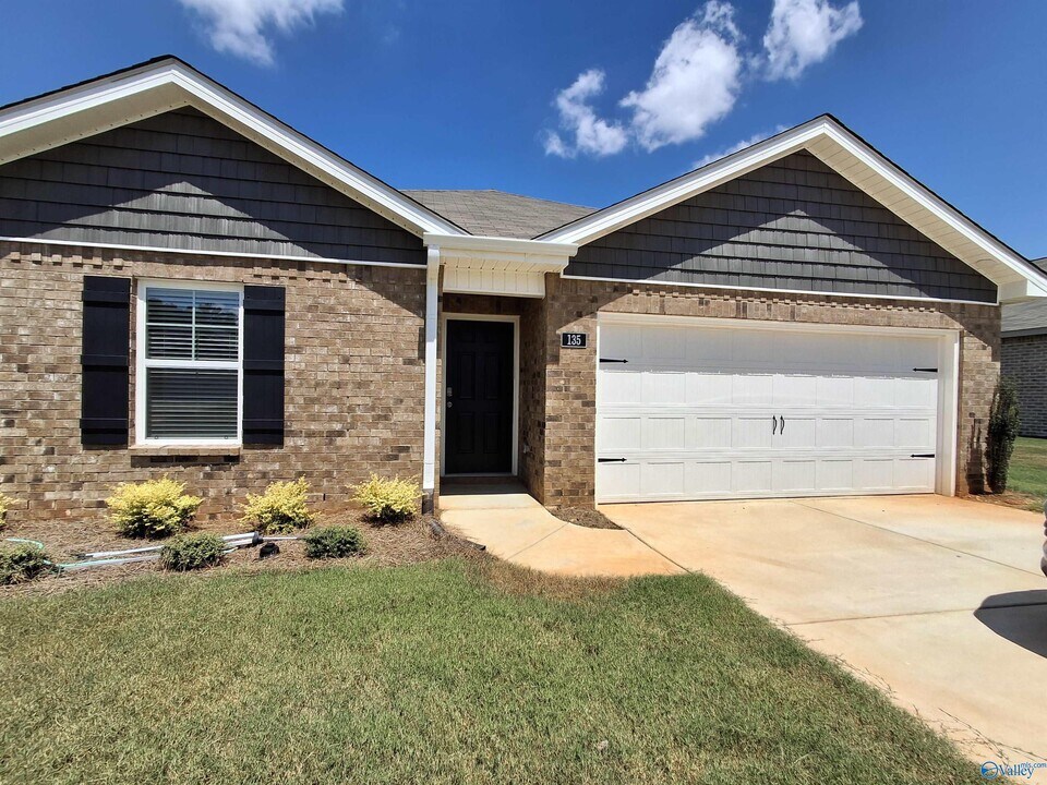 135 Settlement Dr in Huntsville, AL - Building Photo
