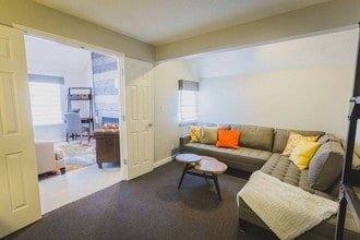 Waterfront Apartments (TCT 1600, LLC) in East Lansing, MI - Foto de edificio - Building Photo