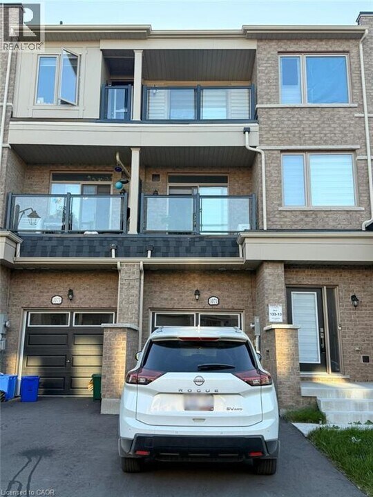 1071 Lockie Dr in Oshawa, ON - Building Photo