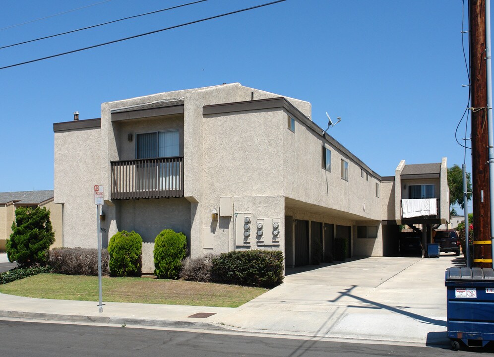 16862 Hoskins Ln in Huntington Beach, CA - Building Photo