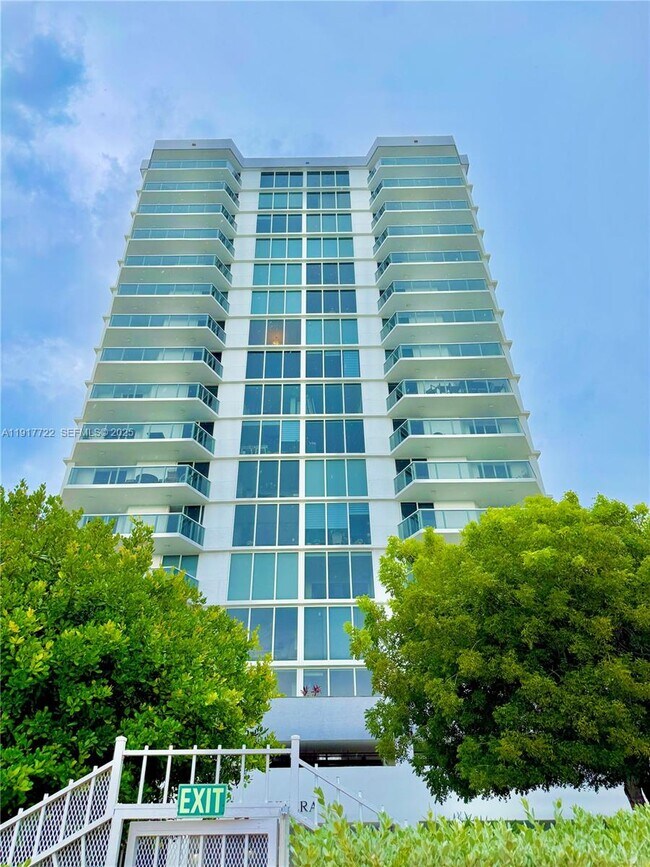 2401 Collins Ave in Miami Beach, FL - Building Photo - Building Photo