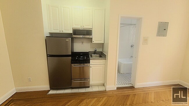 WEST 13 STREET, Unit 35 in New York, NY - Building Photo - Building Photo