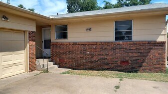 933 W Rulane Dr in Midwest City, OK - Building Photo