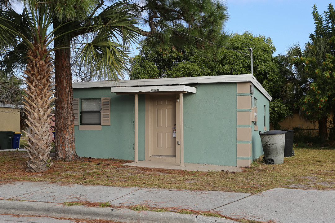 2505 Wilkins Ave in Fort Pierce, FL - Building Photo