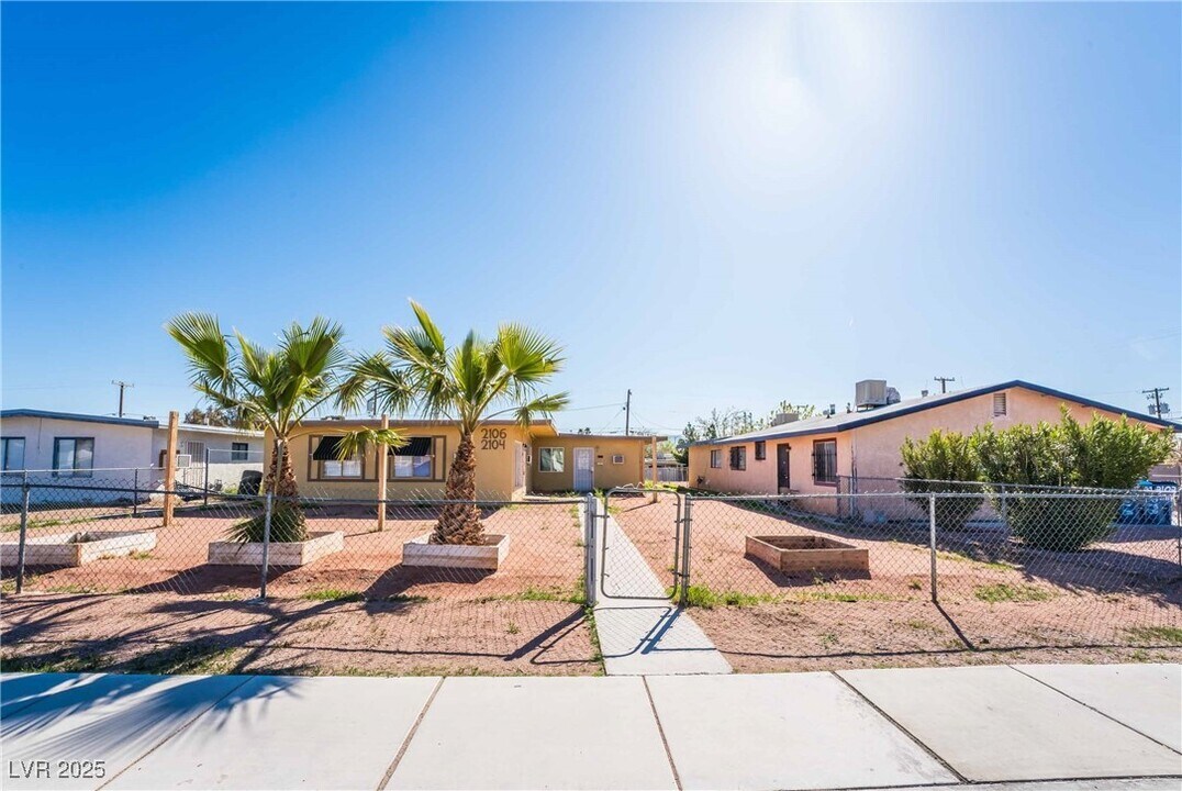2104 White St in North Las Vegas, NV - Building Photo