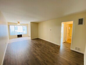 10851 Moorpark St in North Hollywood, CA - Foto de edificio - Building Photo