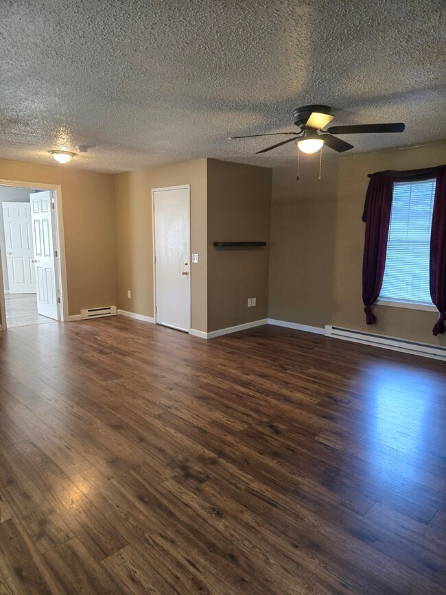 63 10th St, Unit 3 in Norwich, CT - Foto de edificio - Building Photo