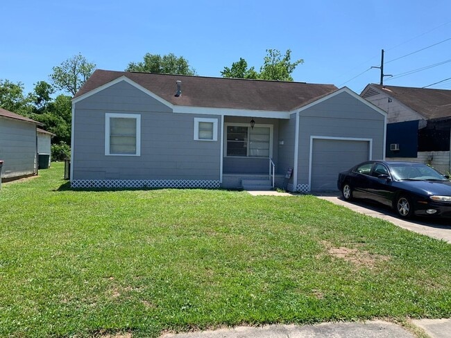2085 Earl St in Beaumont, TX - Building Photo - Building Photo