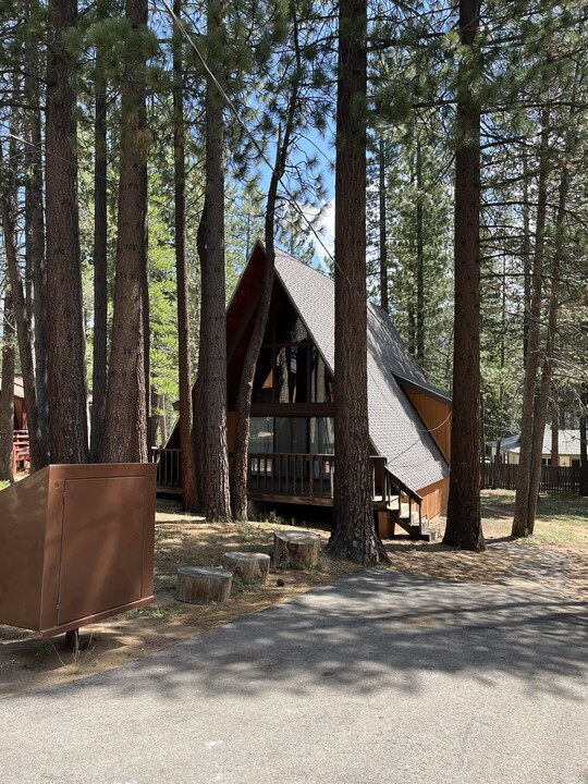 1491 Zapotec Dr in South Lake Tahoe, CA - Building Photo