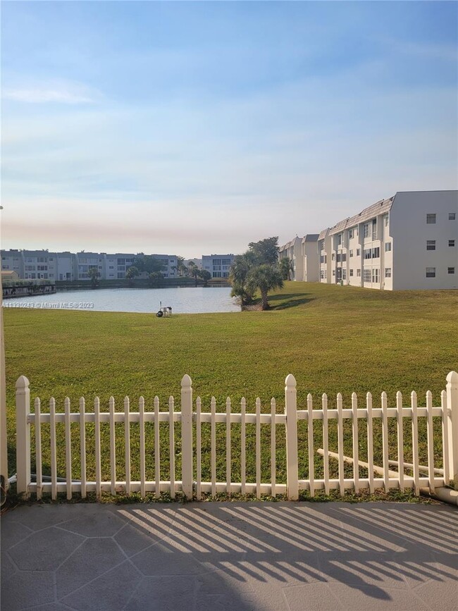 8110 Sunrise Lakes Blvd-Unit -209 in Sunrise, FL - Foto de edificio - Building Photo