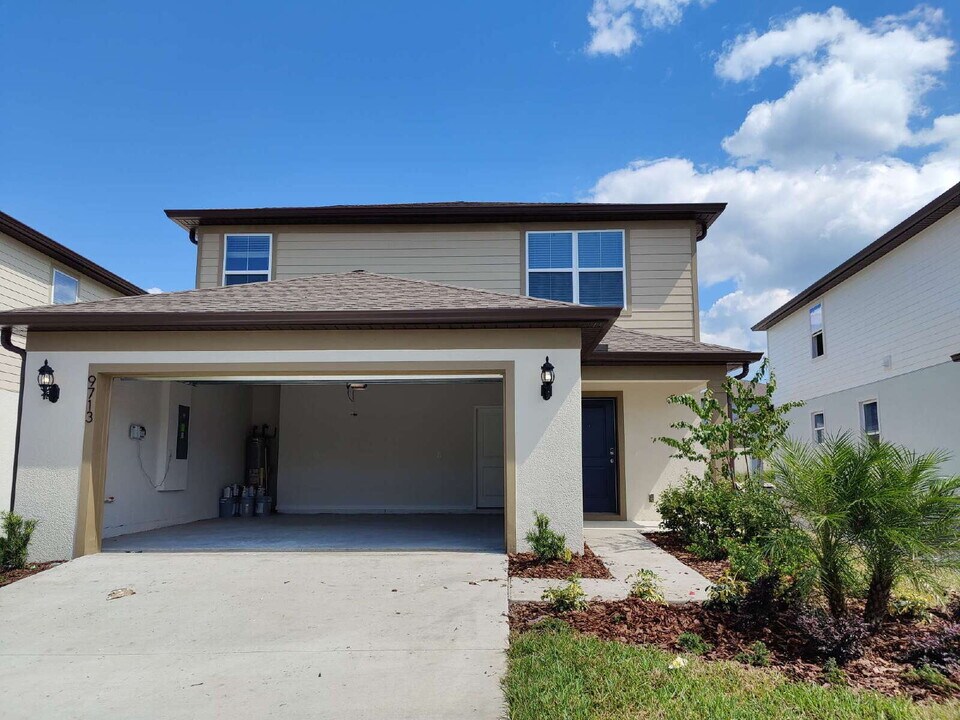 9713 Rally Spring Lp in Wesley Chapel, FL - Building Photo