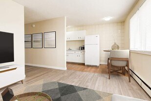 Cloverdale Apartments in Edmonton, AB - Building Photo