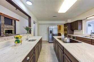 15754 Walkwood Dr in Houston, TX - Building Photo - Building Photo