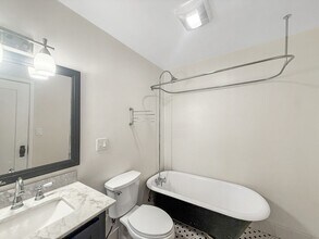 239 Hawthorn St-Unit -239 in San Diego, CA - Building Photo - Building Photo