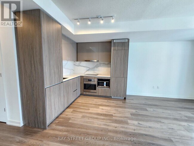 28 Interchange Wy in Vaughan, ON - Building Photo - Building Photo