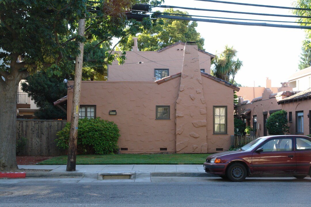 1217 Oak Grove Ave in Burlingame, CA - Building Photo