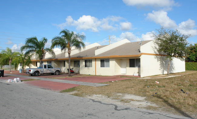 578-594 NW 14th St in Homestead, FL - Foto de edificio - Building Photo