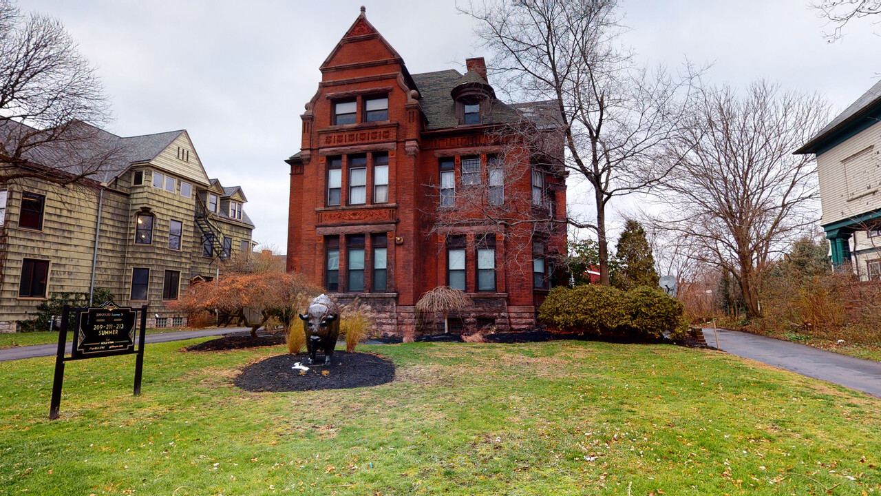 Elmwood Village Apartments in Buffalo, NY - Building Photo