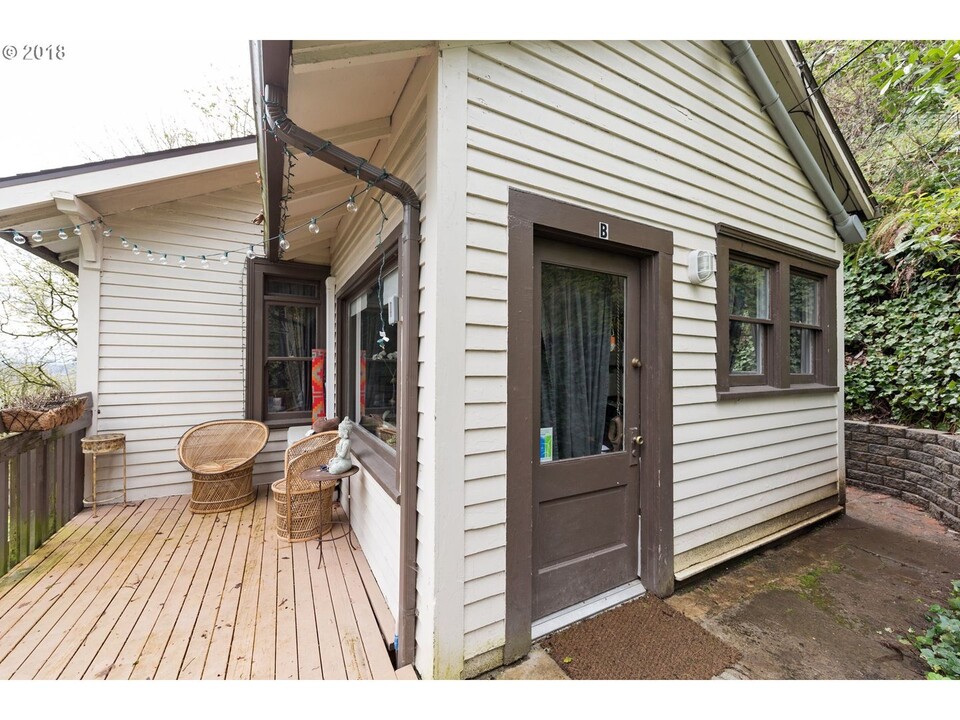 1334 SW College St in Portland, OR - Foto de edificio