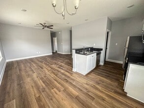 106-102 Vitava Dr in West, TX - Building Photo - Building Photo