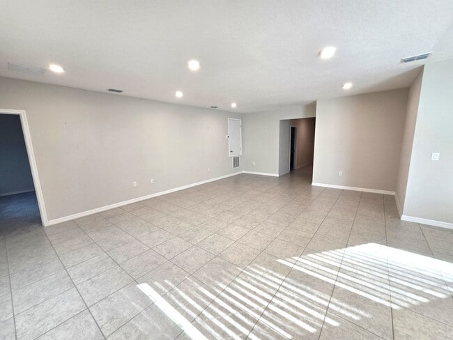 3125 Royal Palm Dr in Edgewater, FL - Building Photo - Building Photo