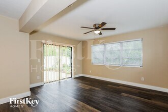 231 SW 71st Terrace in Pembroke Pines, FL - Foto de edificio - Building Photo