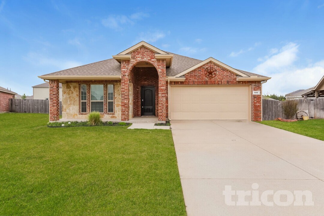605 W Grove Cir in Anna, TX - Foto de edificio