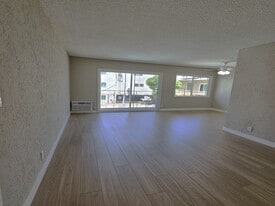 Villa Capri in Van Nuys, CA - Building Photo