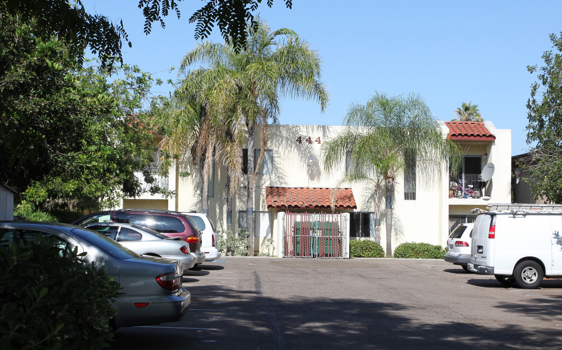 Ballantyne Terrace in El Cajon, CA - Foto de edificio