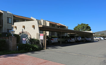RB Racquet Club Apartments in San Diego, CA - Building Photo - Building Photo