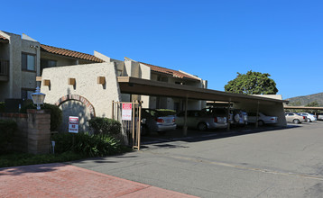 RB Racquet Club Apartments in San Diego, CA - Foto de edificio - Building Photo