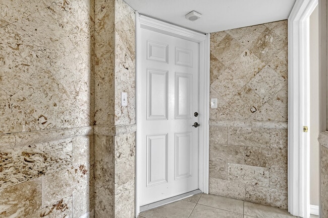 1160 Hillsboro Mile in Hillsboro Beach, FL - Building Photo - Building Photo