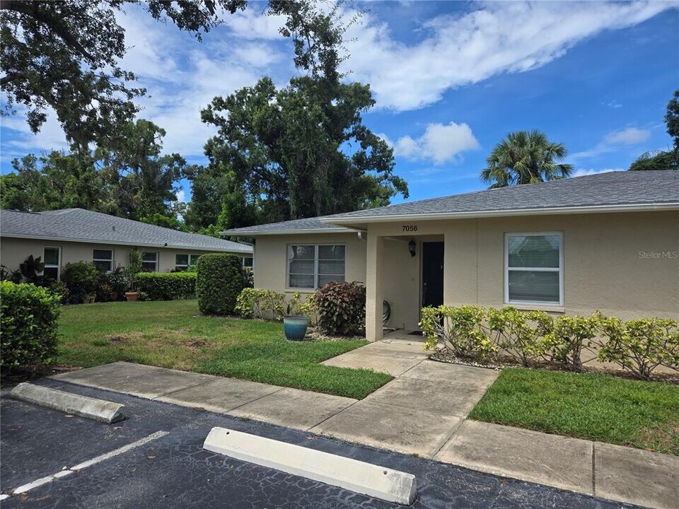 7056 W Country Club Dr N in Sarasota, FL - Building Photo