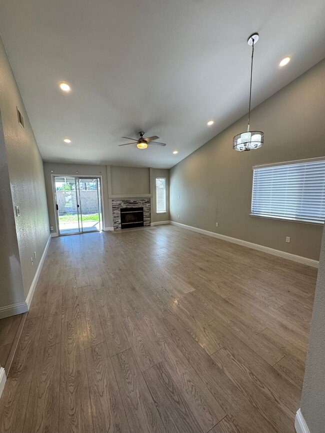 7625 Canyon Clover Dr in Bakersfield, CA - Building Photo - Building Photo