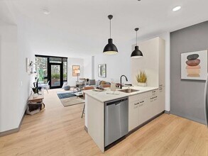 2141 N Elston Ave, Unit 477 in Chicago, IL - Building Photo - Building Photo