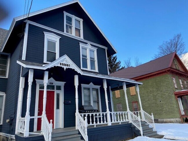 56 Lincoln Ave in Cortland, NY - Foto de edificio - Building Photo