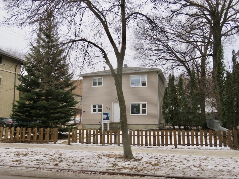 562 Wardlaw Ave in Winnipeg, MB - Building Photo