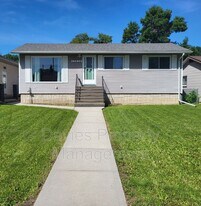 12824-12103 103 St NW in Edmonton, AB - Building Photo