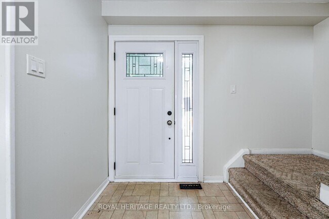 586 Creekview Cir in Pickering, ON - Building Photo - Building Photo