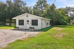 1300 Kansas Ave S in Anahuac, TX - Building Photo