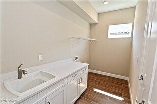 8437 Rosa Ct in Naples, FL - Building Photo